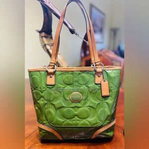 COACH PEYTON Embossed Green Medium Purse / Hand Bag